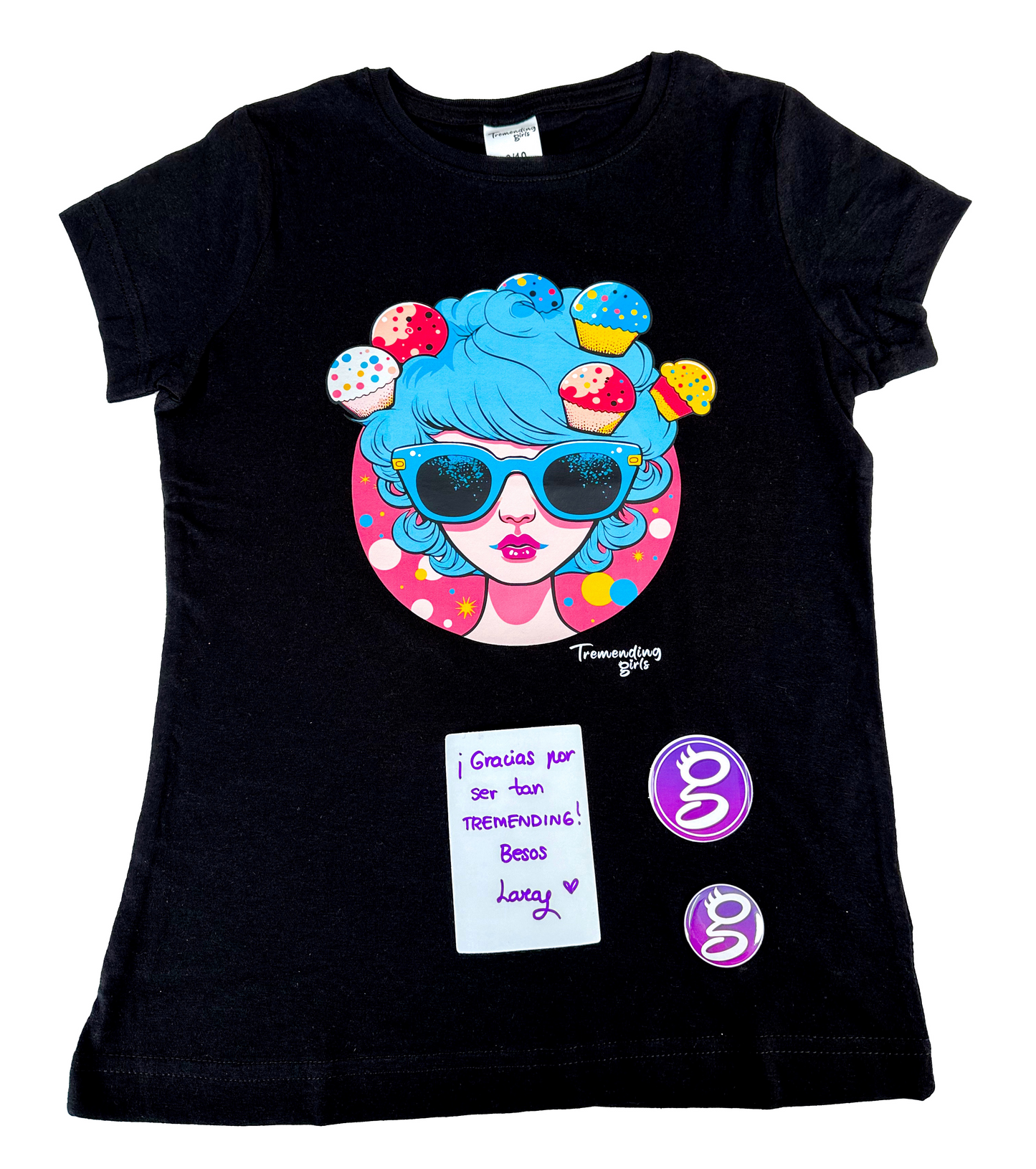Camiseta cupcake girl diseñada por Lara con tarjeta firmada, chapa y pegatina