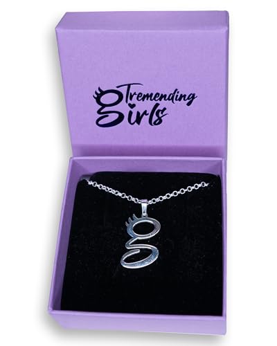 Colgante de Plata 'Tremending girls' con chapa y tarjeta firmada por Lara.